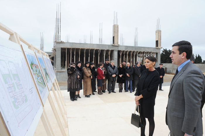 Birinci xanım Mehriban Əliyeva Xəzər rayonunda təmiri və əsaslı surətdə yenidən qurulması nəzərdə tutulan bir sıra obyektlərdə olub (FOTO)
